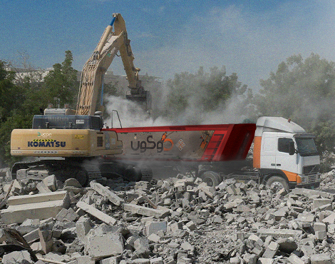 Excavator loading debris into Ducon truck